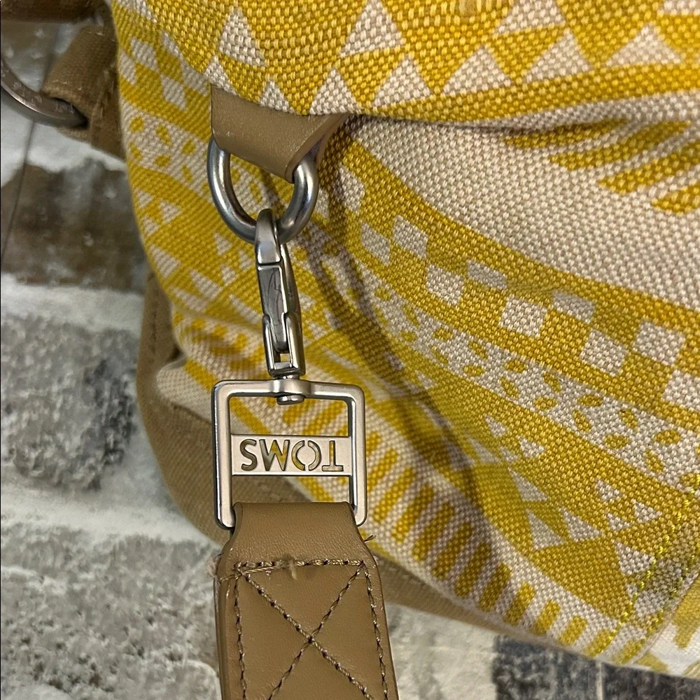 TOMS Weekender Medium Duffel Bag Gold Green Stripes Ikat Pattern Shoulder Strap - Picture 4 of 15